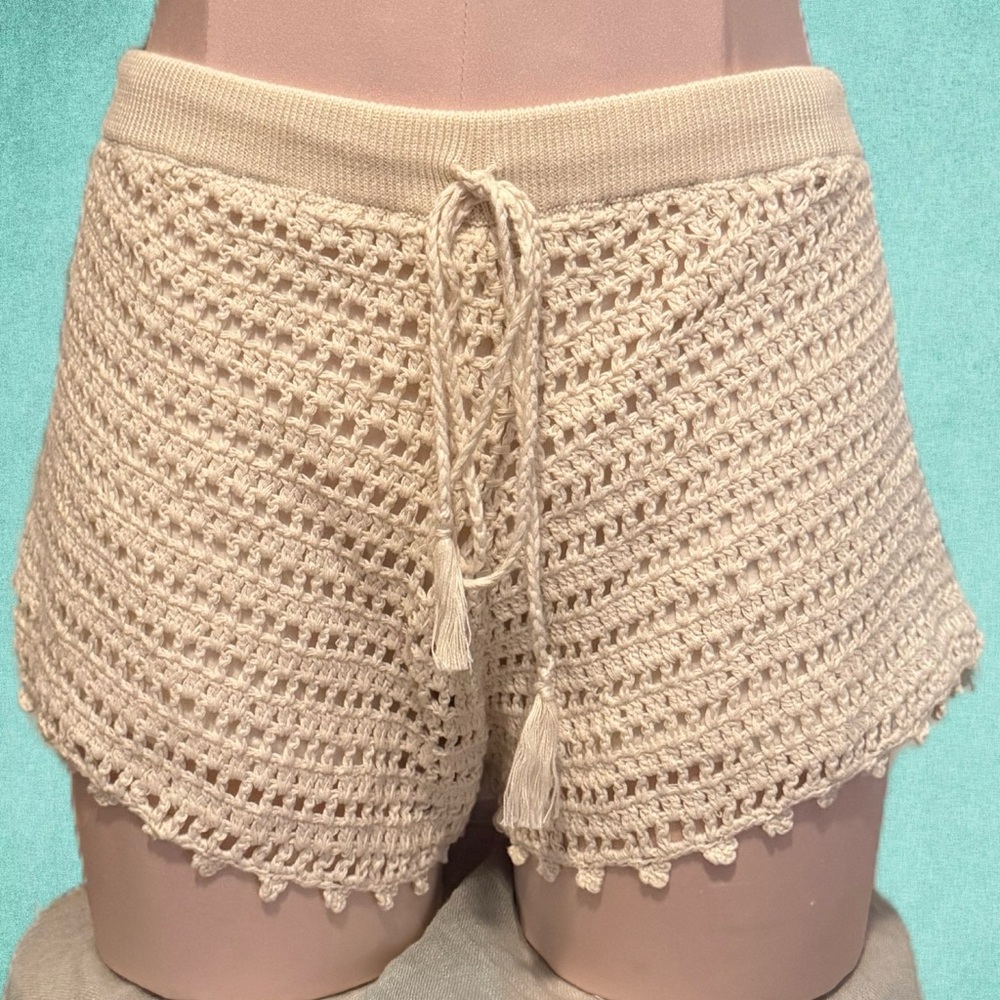 PLS READ! NWT SIZE S MINKPINK Cream Crochet Shorts